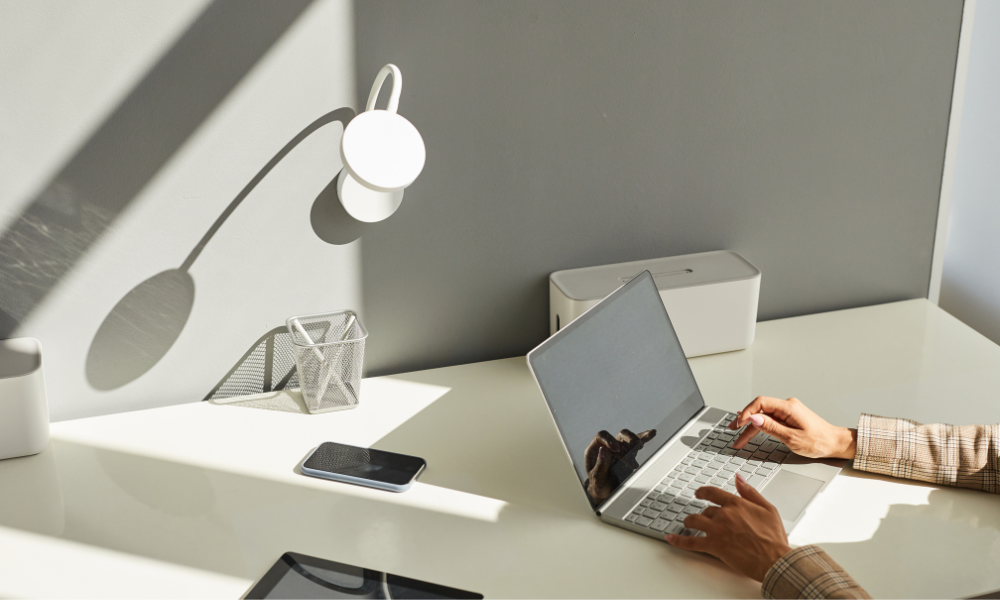 bureau de travail minimaliste